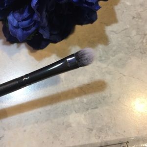 🆕 LUXIE BEAUTY
Precision Shader Onyx Brush 239